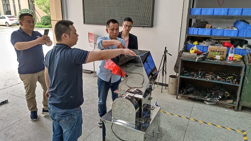 中南藥機(jī)：物料試機(jī)，認(rèn)真服務(wù)每一位客戶