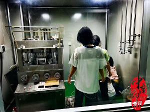 中南藥機為湖南科技職院ZP-35旋轉式壓片機維護保養賽前培訓